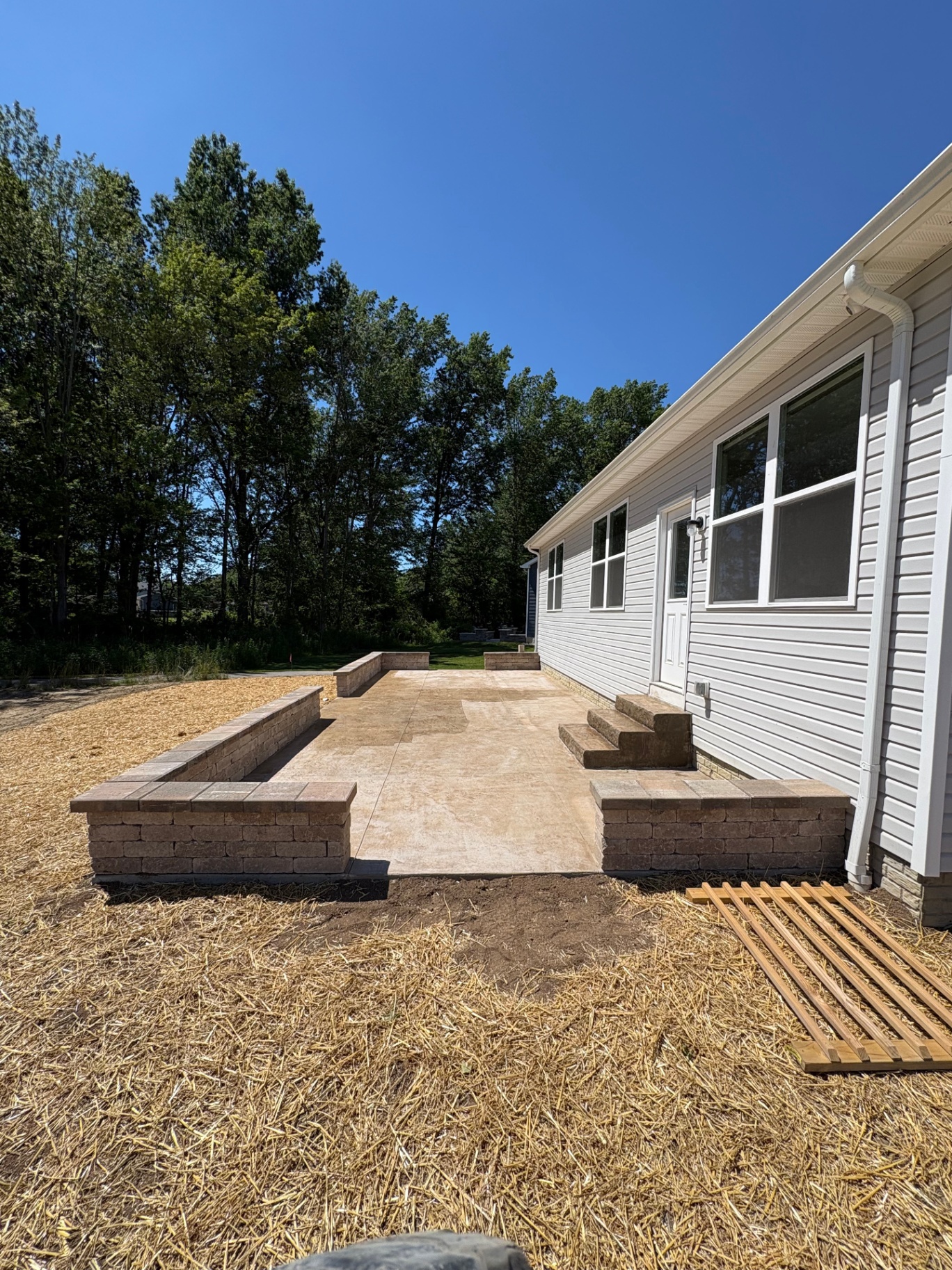 Finished patio walkway hardscape with seat walls at a North Olmsted, Ohio home